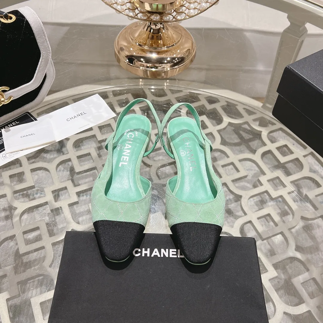 👟👟Ex-factory price 540👟👟 CHANEL Xiangjia 25vs spring and summer new fashion sandals series... Chanel is a very comprehensive noble fashion lifestyle brand. The same models are sold by major fashion bloggers and celebrities in Hong Kong, the United States, and other countries. They are simply beautiful. I fall in love with elegance and the playful sense of the future. I want to own them right away just by looking at them. But you can really think about a pair of exquisite high heels. This series is specially designed for extraordinary and indifferent ladies to create a unique overall effect. CHANEL designs products that inspire women to move forward and highlight their charm... 1️⃣Material: original customized high mercerized sheepskin 2️⃣Inner lining: original customized imported sheepskin 3️⃣Feet: original customized imported sheepskin 4️⃣Outsole: genuine leather sole imported from Italy 5️⃣Heel height: 2.5cm/6.5cm/9cm 6️⃣Number: 34-43 (34.40.41.42.43 customized is not returnable) 7️⃣Packaging: The latest and exquisite full set of packaging at the counter